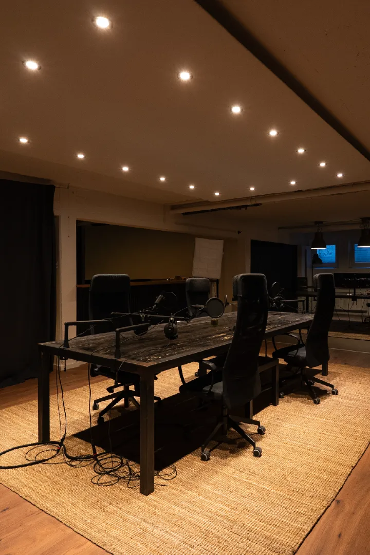 Velocity Podcast-Suite Düsseldorf: Vollausgestattetes Studio für bis zu vier Personen mit professioneller Schalldämmung und 4K-Kamera-Setup.