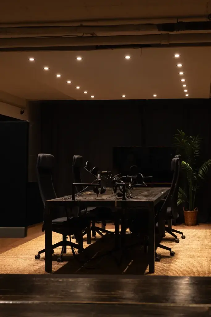 High-End Podcast Studio Ansicht im Velocity Studio Düsseldorf: Fokus auf professionelle Akustikelemente, Lichttechnik und moderne Studio-Lounge-Atmosphäre.